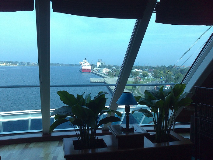 Вид из Tahitian Lounge на носу лайнера на порт Риги и реку Даугаву