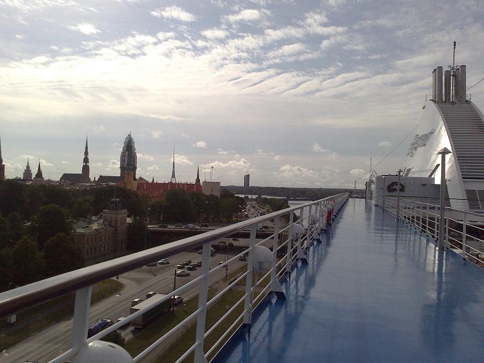 Если Вы путешествуете на небольшом лайнере, то центр город будет для Вас в шаговой доступности. Старый город Риги с борта лайнера Seven Seas Voyager 6*