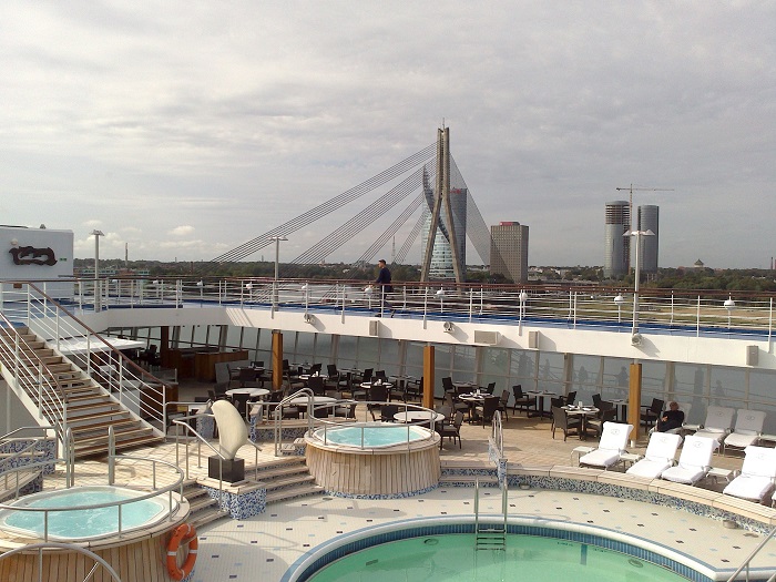 Поплавать в бассейне или полежать в джакузи с видом на город? Нет ничего проще на лайнере Seven Seas Voyager 6*