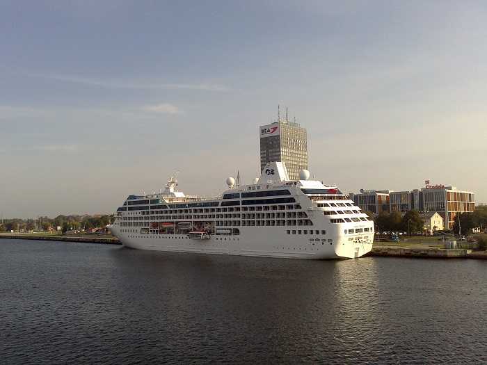 Ocean Princess в порту Риги. Вид с Вантового моста