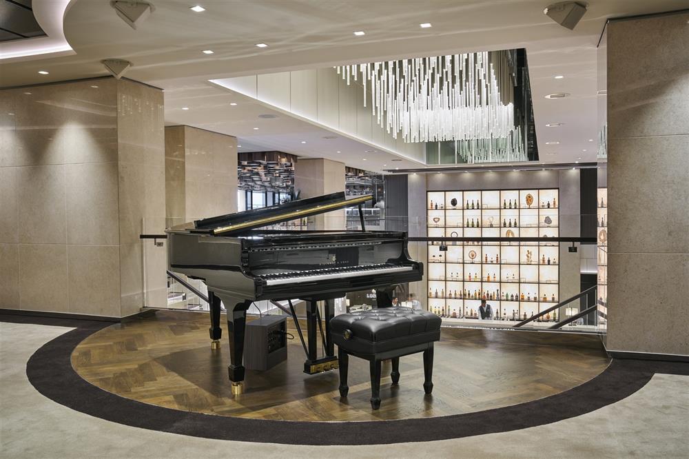 Рояль Steinway & Sons в лобби